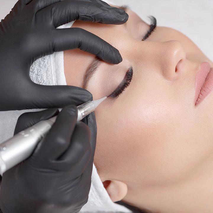 beautician-is-doing-eyeliner-microblading-on-woman-eyelashes